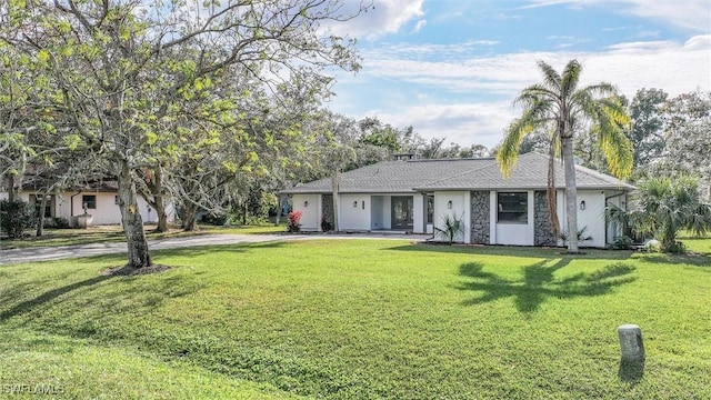 ranch-style house featuring a front yard