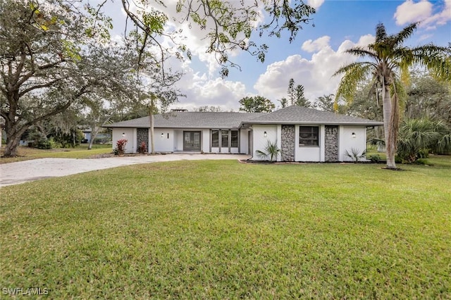 ranch-style house featuring a front yard