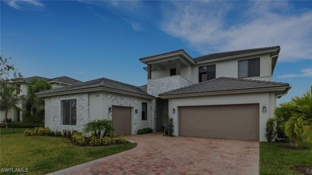 view of front of house featuring a garage and a front yard