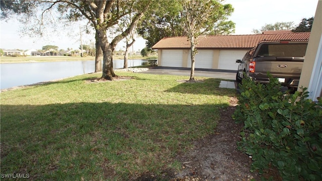 view of yard featuring a water view