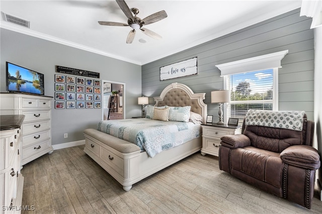 bedroom featuring crown molding, light hardwood / wood-style floors, and ceiling fan