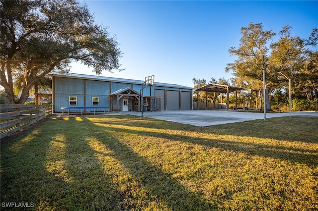 view of front of house featuring a garage, a carport, and a front lawn