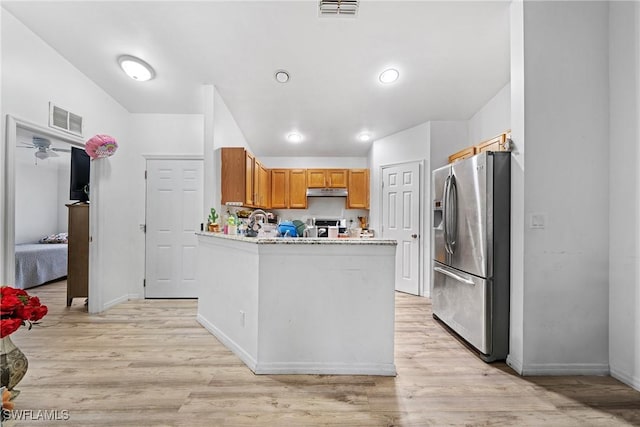 kitchen featuring stainless steel fridge, light hardwood / wood-style floors, kitchen peninsula, and ceiling fan