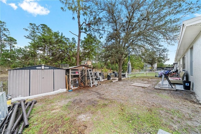 view of yard with a storage shed