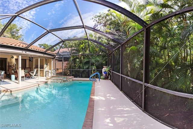 view of swimming pool with an in ground hot tub, a lanai, and a patio area