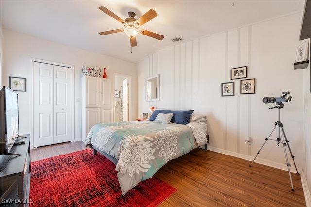 bedroom with hardwood / wood-style flooring, ceiling fan, and a closet