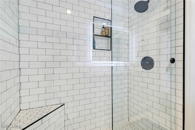 bathroom featuring a tile shower