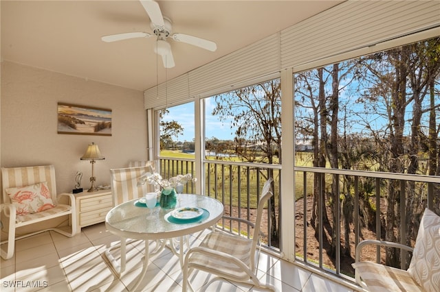 sunroom with ceiling fan