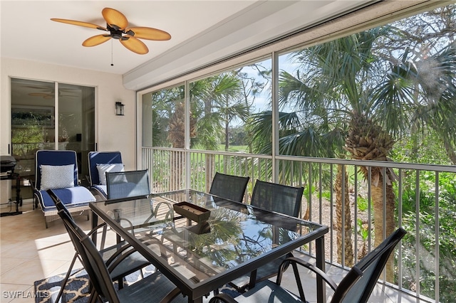 sunroom with ceiling fan