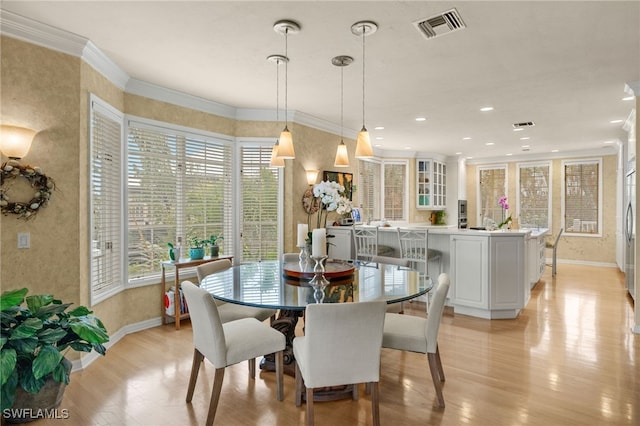 dining area featuring baseboards, visible vents, light wood finished floors, recessed lighting, and crown molding