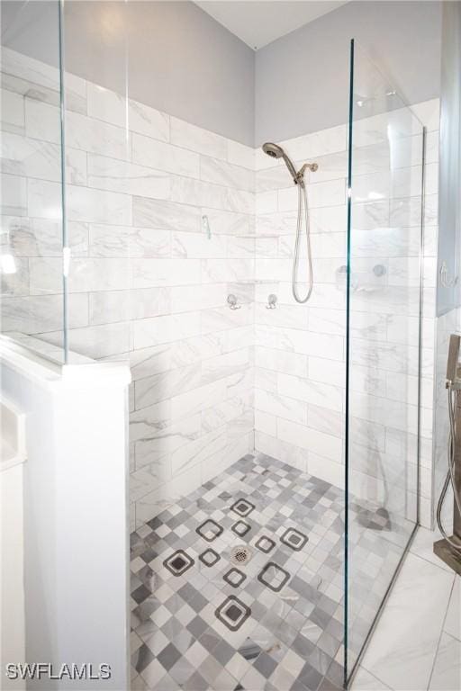 bathroom featuring a tile shower