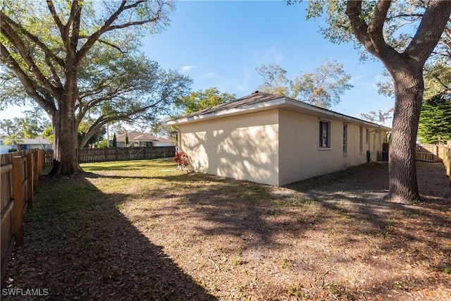 view of side of property featuring a lawn