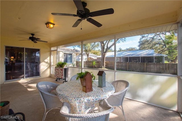 sunroom with ceiling fan