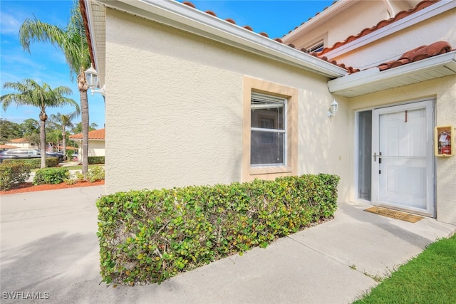 entrance to property featuring a patio