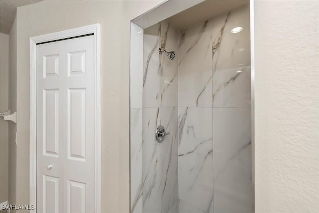 bathroom featuring a tile shower