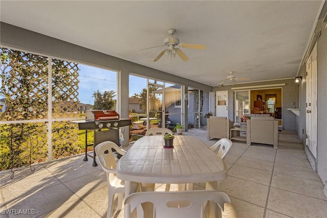 sunroom with ceiling fan