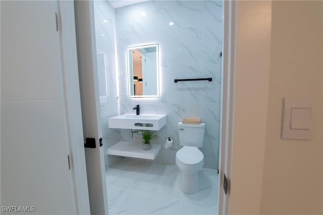 bathroom featuring toilet and sink