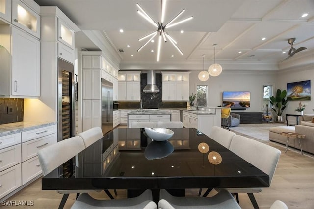 dining room with visible vents, light wood-style flooring, an inviting chandelier, crown molding, and recessed lighting