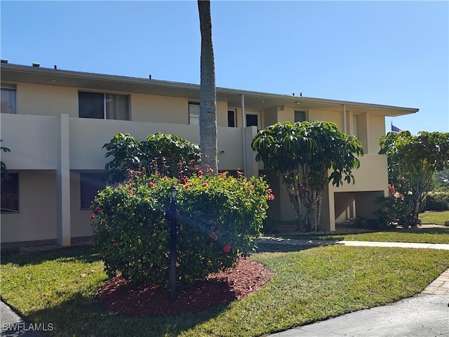 view of front of property with a front yard