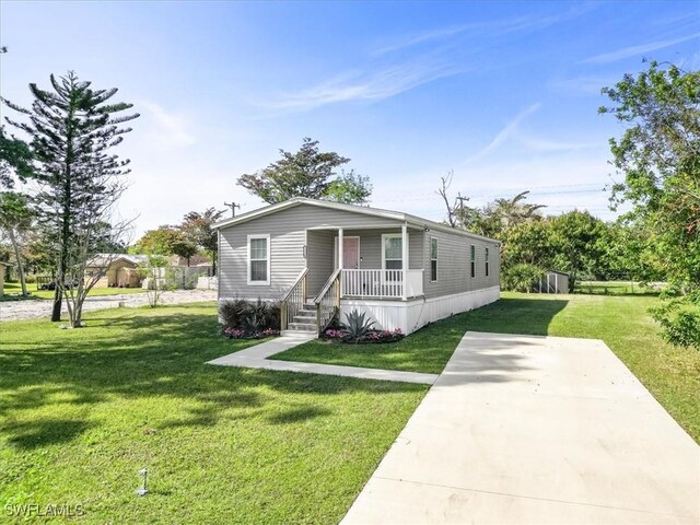 view of front of property featuring covered porch and a front lawn