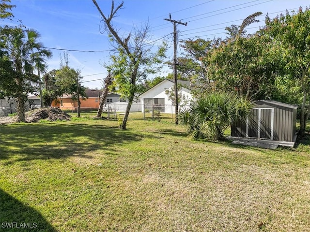 view of yard featuring a shed