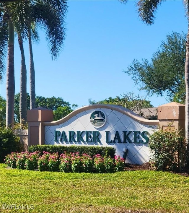 community / neighborhood sign featuring a yard