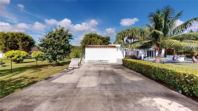 view of front of house featuring a front lawn