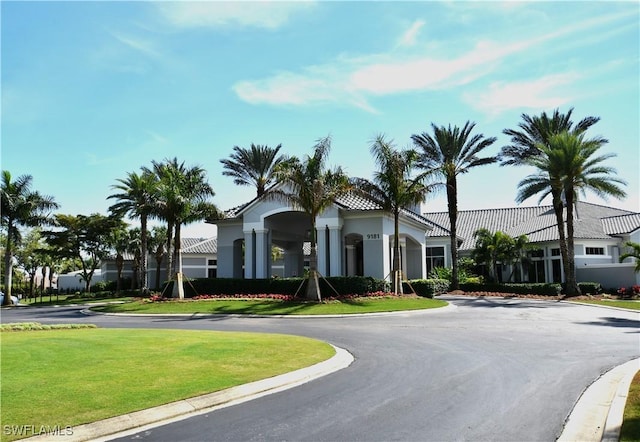 view of front facade with a front yard