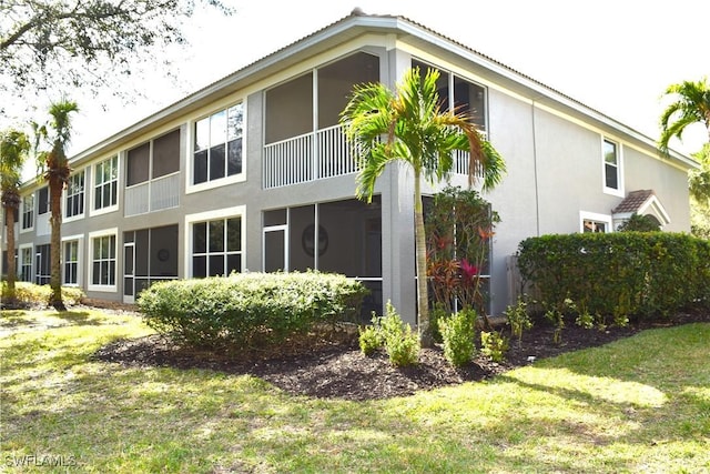 view of side of property featuring a lawn