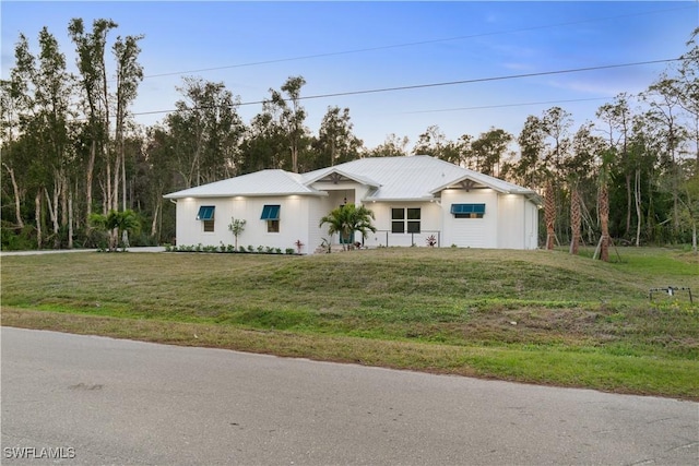 view of front facade featuring a front yard