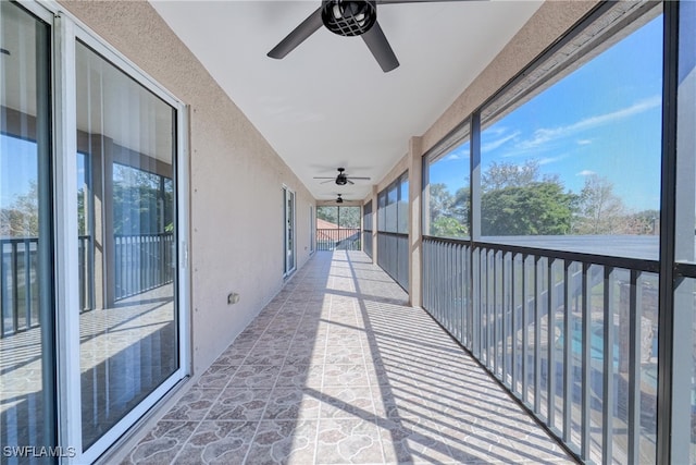 sunroom with ceiling fan