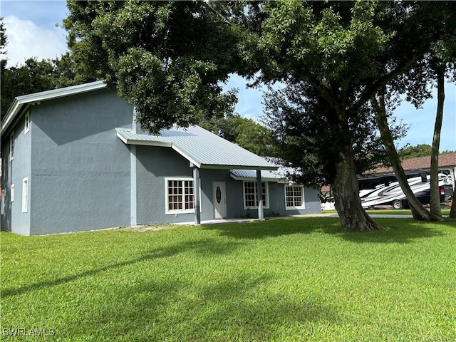 view of front facade with a front yard