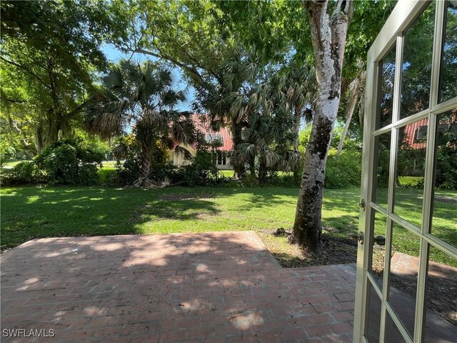 200 Ridgewood Ave, Clewiston, FL 33440 - view of grassy yard featuring a patio area