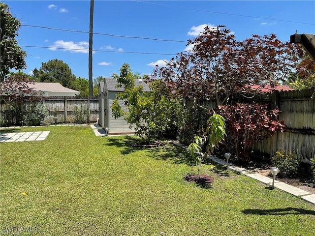 view of yard featuring an outdoor structure