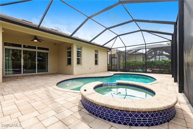 view of swimming pool featuring a pool with connected hot tub, a lanai, ceiling fan, and a patio