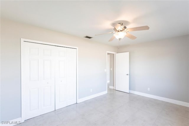 unfurnished bedroom with ceiling fan and a closet