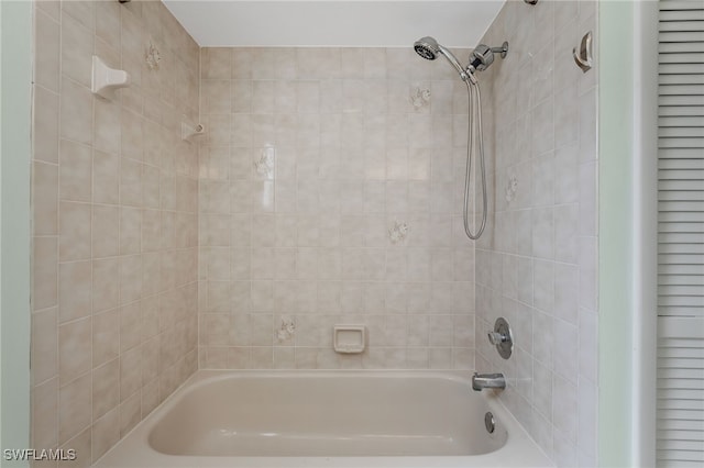 bathroom with tiled shower / bath