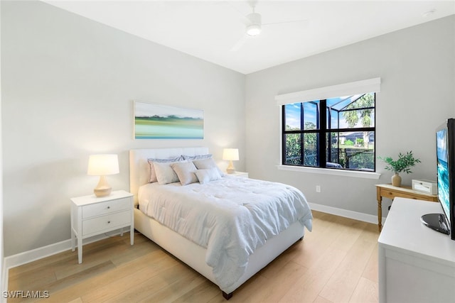 bedroom featuring light wood-style floors, baseboards, and a ceiling fan