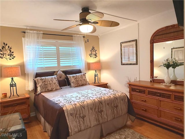 bedroom featuring crown molding, light hardwood / wood-style floors, and ceiling fan