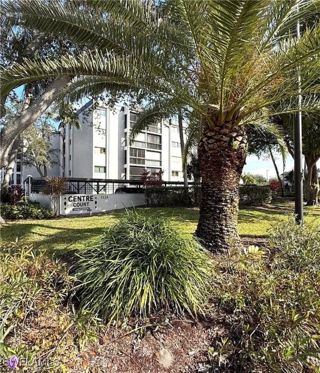 view of home's community featuring a lawn