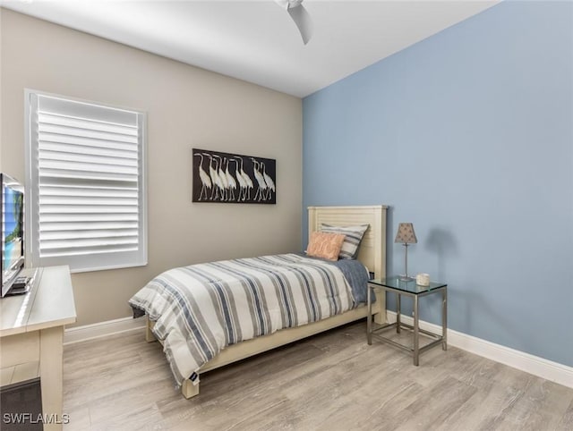 bedroom featuring light hardwood / wood-style floors and ceiling fan