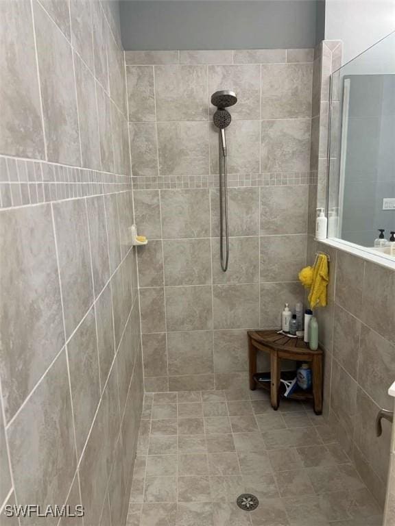 bathroom featuring a tile shower