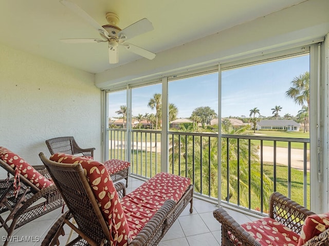 sunroom with ceiling fan