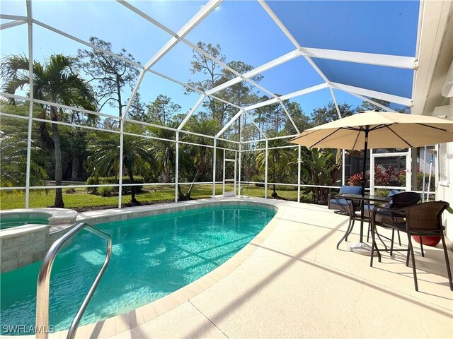 8744 Naples Heritage Dr Unit E28, Naples, FL 34112 - view of pool featuring an in ground hot tub, a lanai, and a patio area