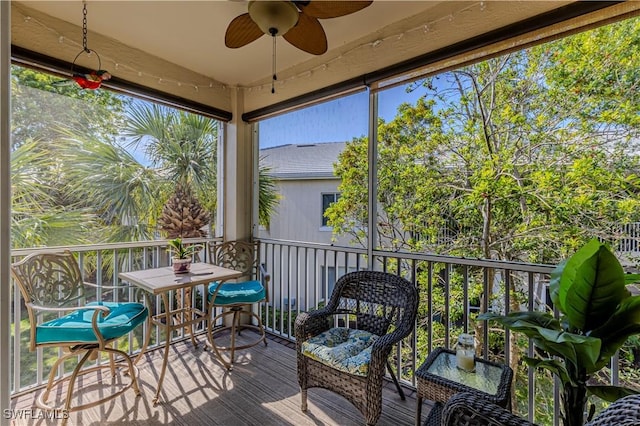 sunroom with ceiling fan