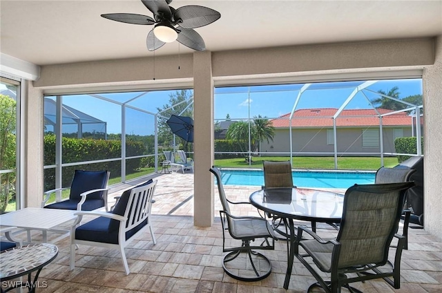 sunroom with ceiling fan