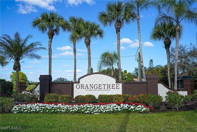 community sign featuring a yard