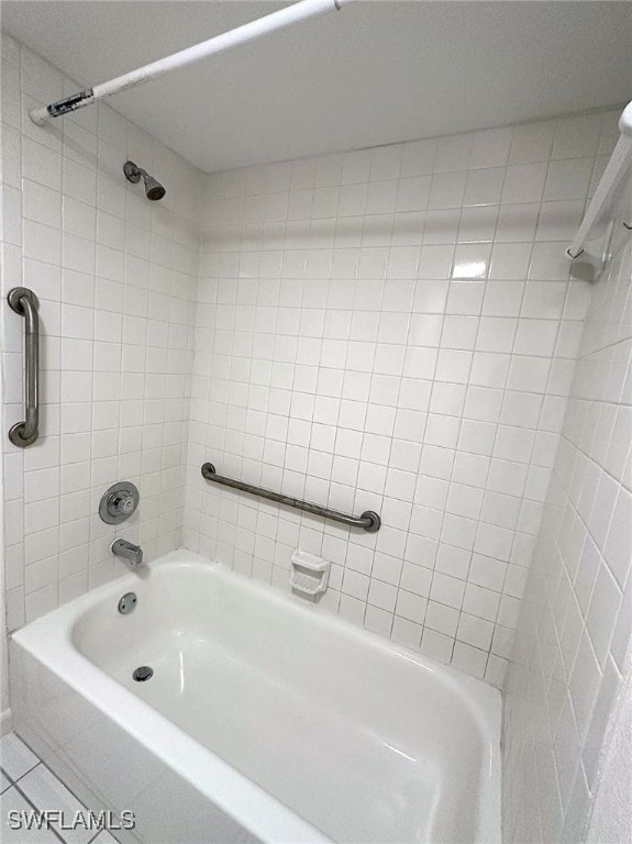 bathroom featuring tiled shower / bath combo