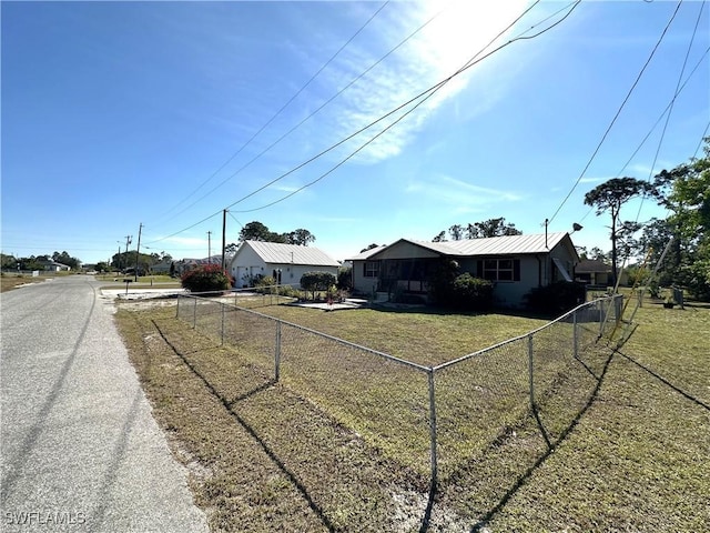 view of front facade featuring a front lawn