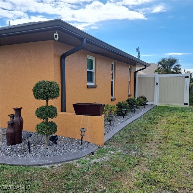 view of side of property featuring a lawn